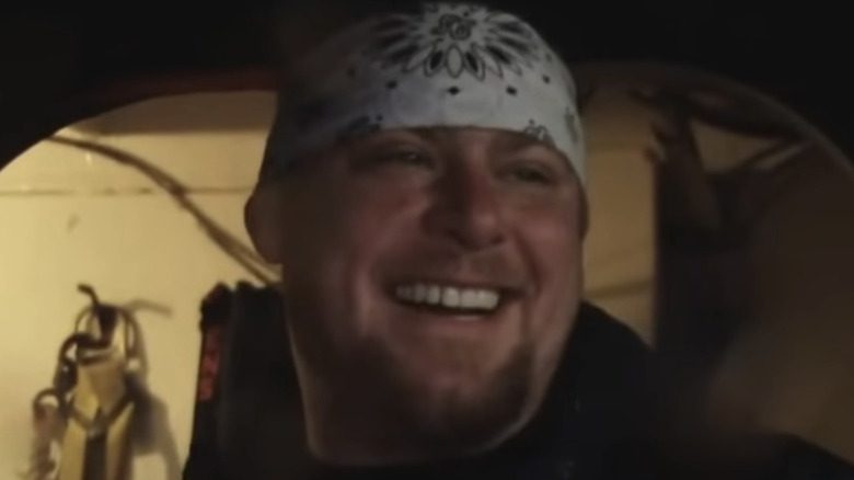 Justin Tennison souriant dans Deadliest Catch