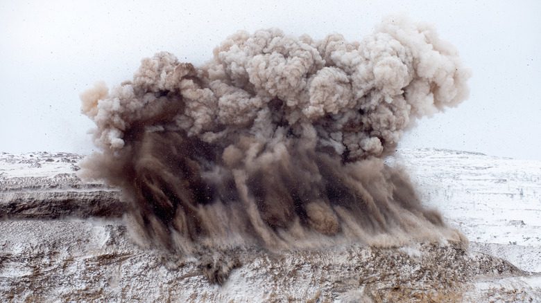 Explosion de dynamite lors de l'extraction minière