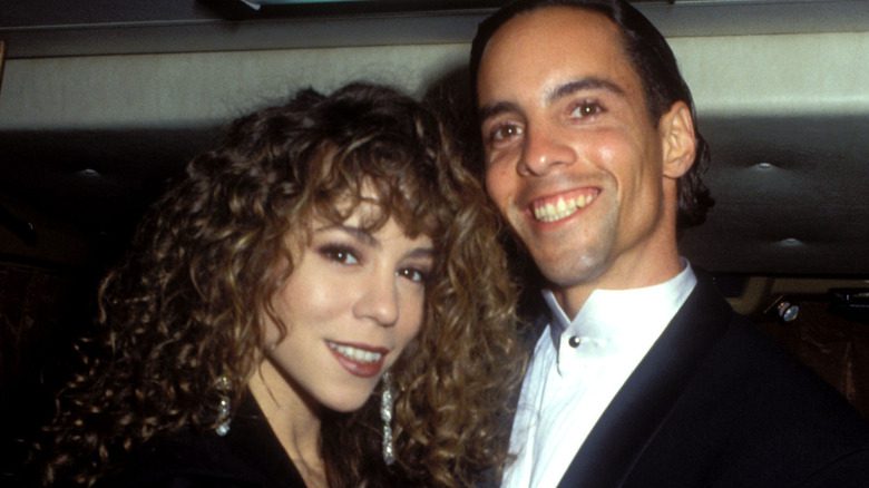 Mariah Carey souriante avec Morgan Carey dans les coulisses des années 90