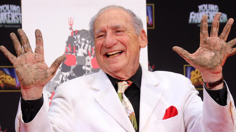 Mel Brooks posant avec du ciment sur les mains