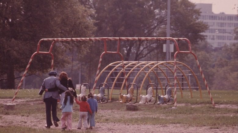 Une famille se dirigeant vers le parc près de Chicago, dans les années 1960