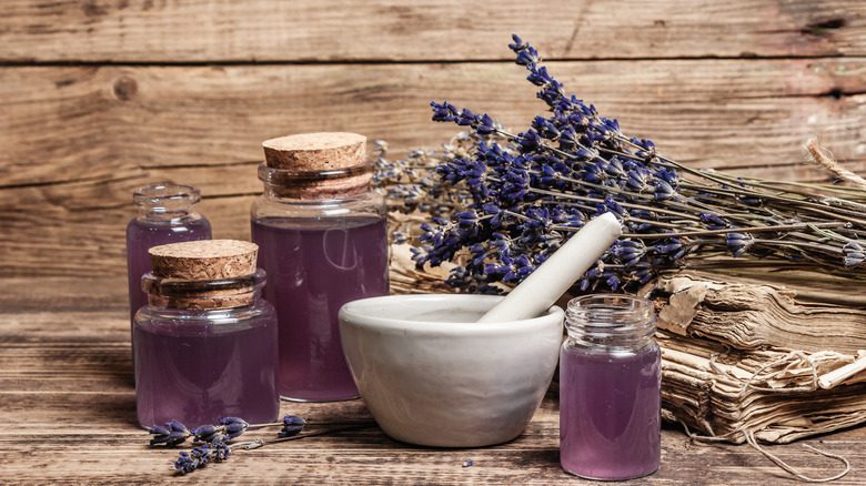 Bouteilles de cosmétiques vintage et lavande