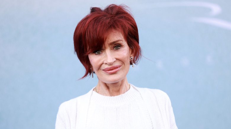 Sharon Osbourne, veste blanche, cheveux roux, souriante