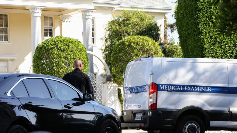 Véhicule d'examen médical devant la maison de Richard Simmons.