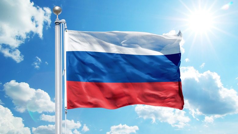 Drapeau russe contre le ciel bleu