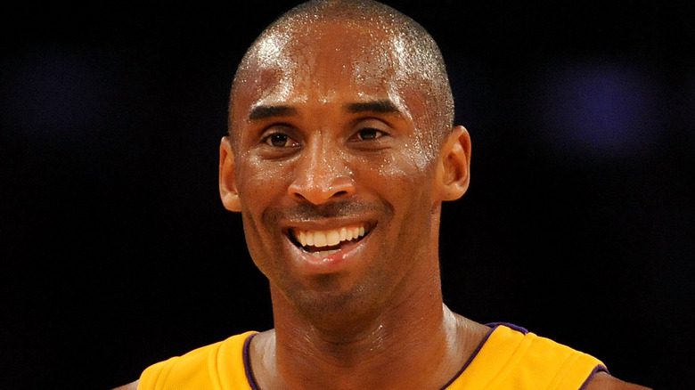 Kobe Bryant souriant lors de son jeu avec les Los Angeles Lakers