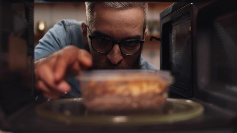 Micro-ondes en train de cuire des aliments