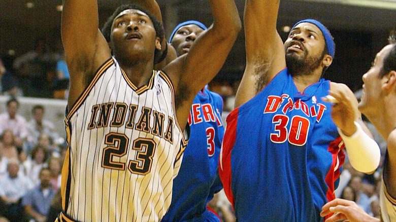 Ron Artest jouant contre Rasheed Wallace