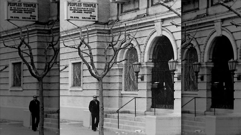 Un homme devant l'église Peoples Temple