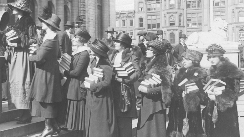 Femmes avec des livres