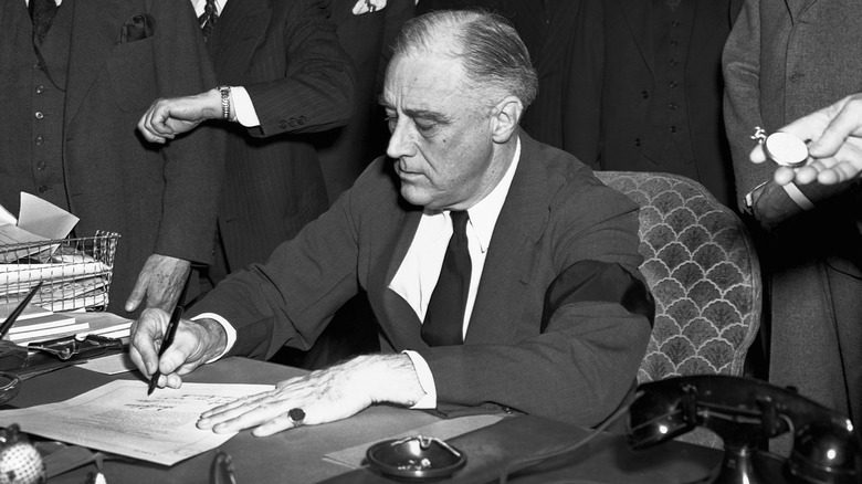 FDR signe la déclaration de guerre contre le Japon