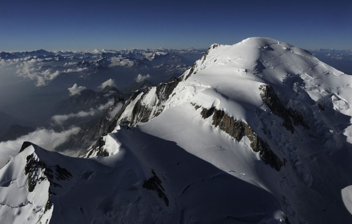 Quatre alpinistes en difficulté au Mont Blanc : Sauvetage en cours