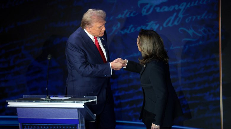 Donald Trump et Kamala Harris se serrant la main