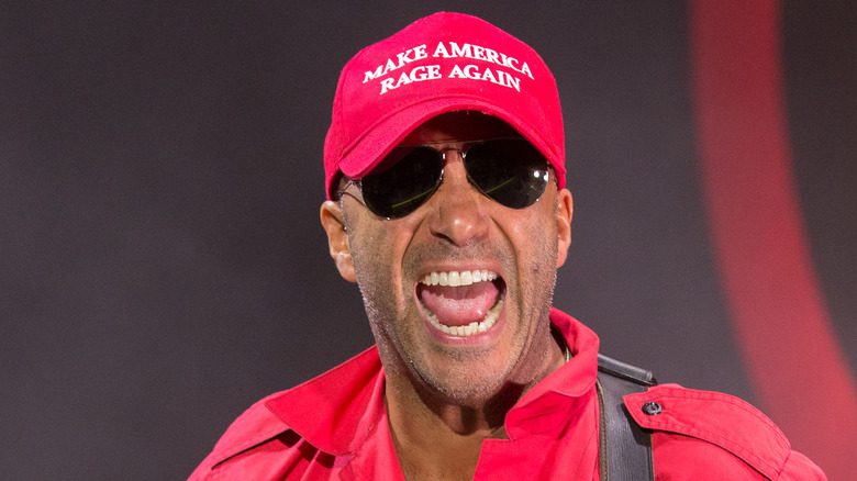 Tom Morello en pleine performance, vêtu de rouge