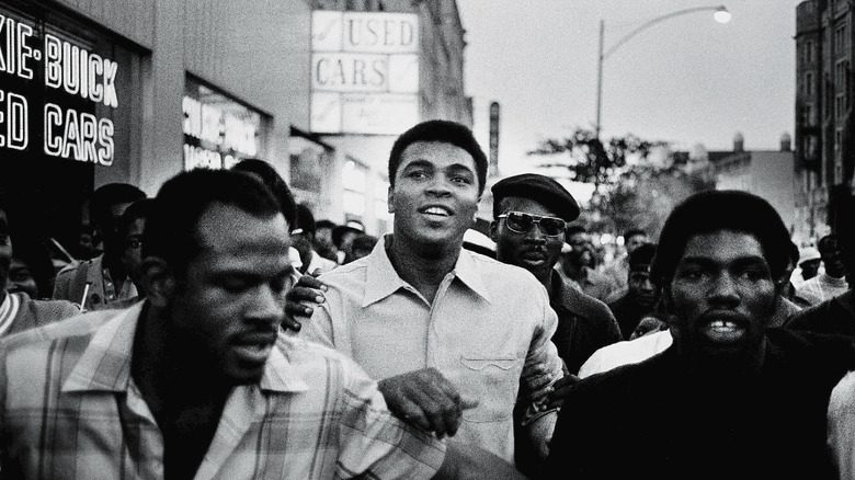 Muhammad Ali marchant avec les Black Panthers