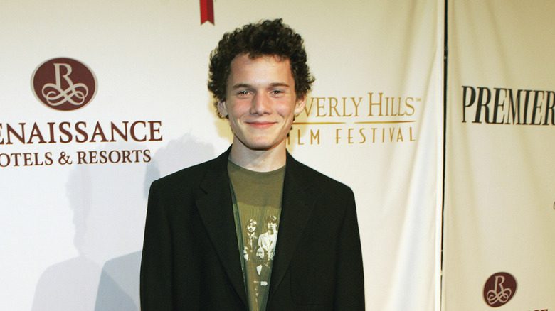 Anton Yelchin posant sur le tapis rouge au Beverly Hills Film Festival