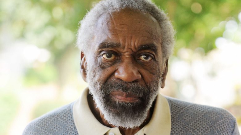 Bill Cobbs avec une barbe dans un pull gris