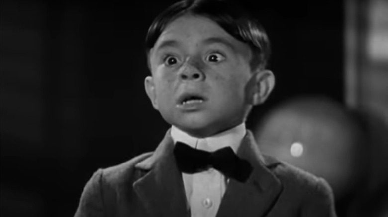 Carl 'Alfalfa' Switzer enfant en costume chantant