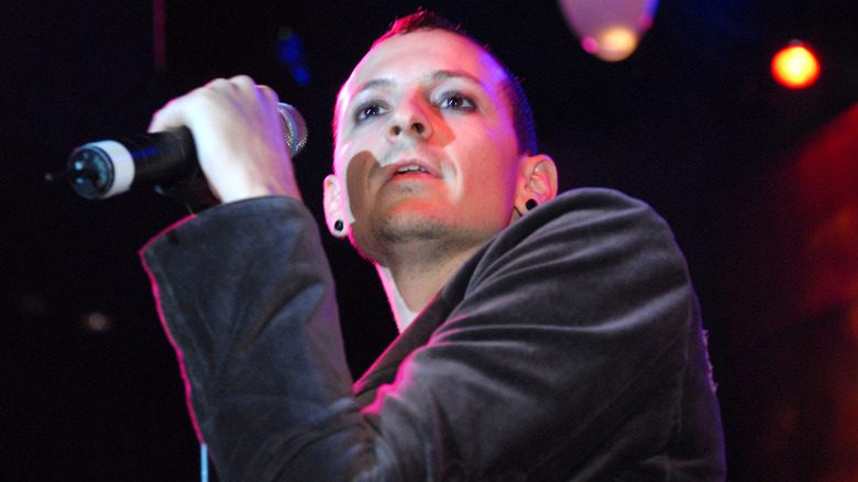 Chester Bennington holding the microphone and looking out into the crowd