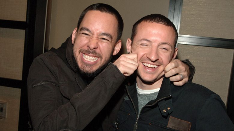 Happy Mike Shinoda tirant les joues de Chester Bennington