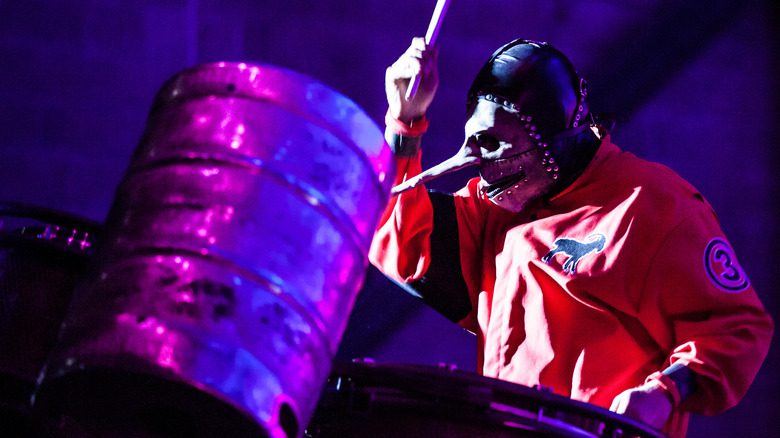 Chris Fehn frappant des fûts