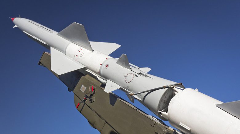 Missile blanc pointant vers le ciel bleu