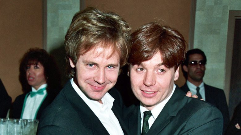 Dana Carvey posant pour une photo avec Mike Myers