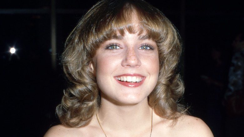 Dana Plato souriante avec un collier dans les années 70