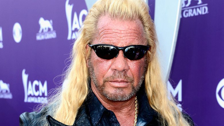 Duane Dog Chapman avec des lunettes de soleil et une chaîne en or