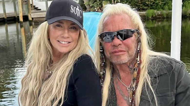 Duane Dog Chapman en bateau avec Francie Frane souriant