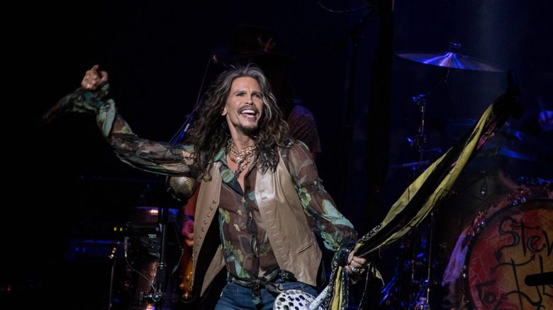 Steven Tyler tenant un micro