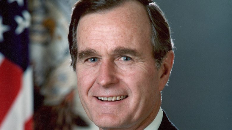 George H.W. Bush souriant