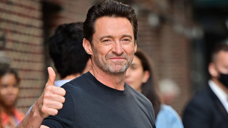 Hugh Jackman souriant en chemise noire