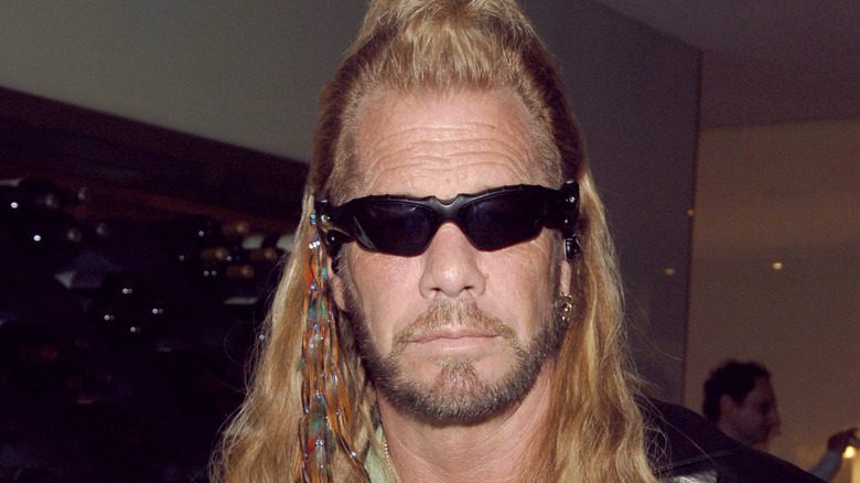 Duane Dog Chapman avec des lunettes de soleil, regardant sérieusement