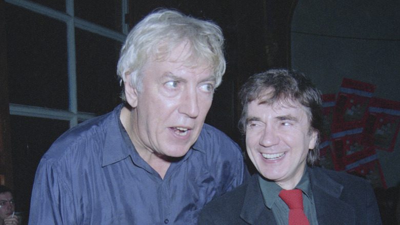 Peter Cook avec Dudley Moore souriant à un événement