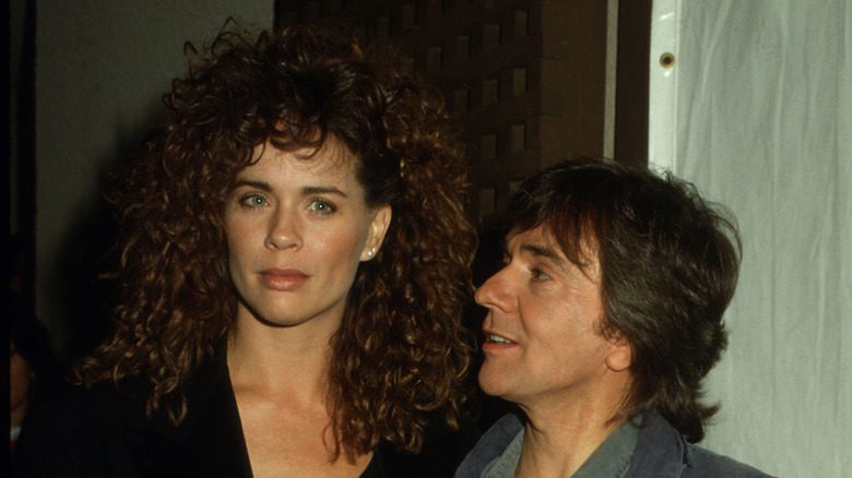 Dudley Moore souriant avec ses cheveux bouclés