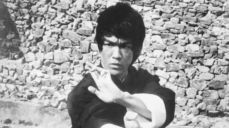 Bruce Lee en tenue noire affichant une pose