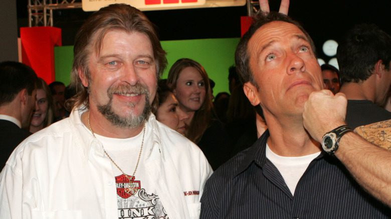 Phil Harris et Mike Rowe recevant un coup au menton