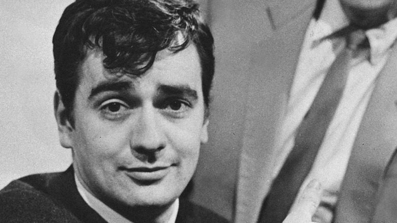 Dudley Moore souriant avec un trio musical en 1960