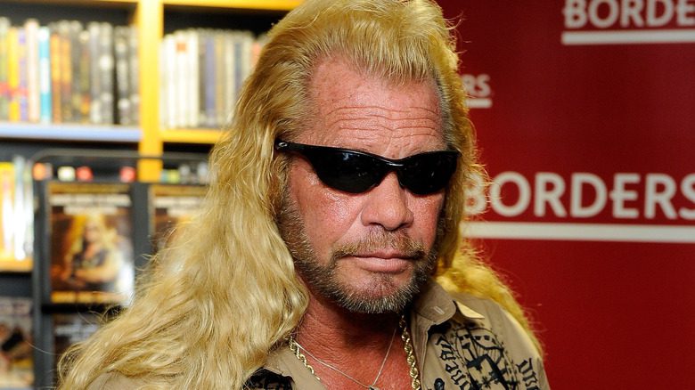 Duane Chapman avec des lunettes de soleil et une chaîne en or