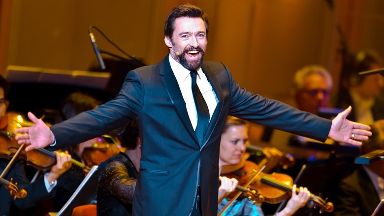 Hugh Jackman en costume chantant sur scène