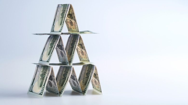 Une pyramide faite de billets de dollars