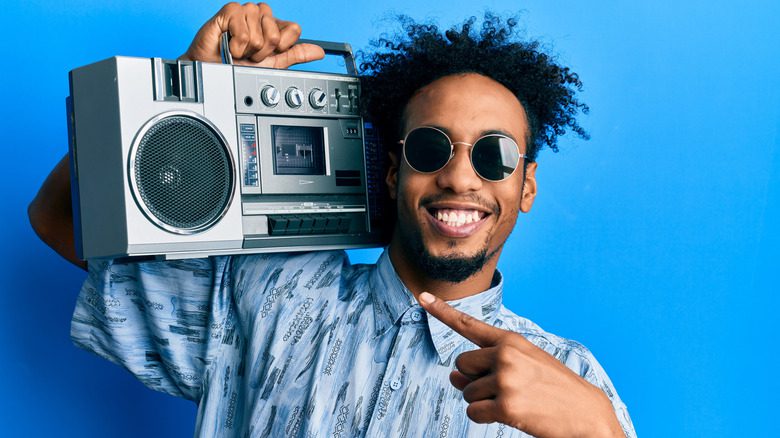 Homme avec une boombox vintage