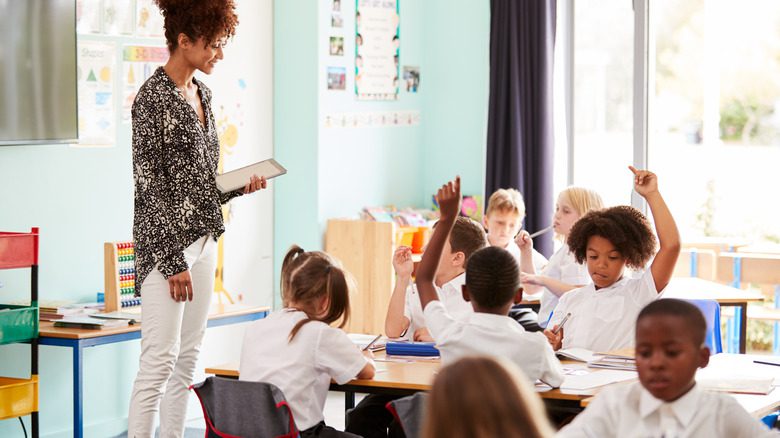 enseignant dans une salle de classe