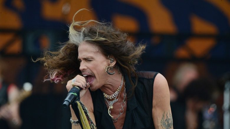 Steven Tyler chantant avec Aerosmith