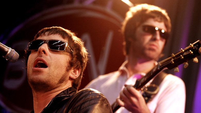 Liam et Noel Gallagher d'Oasis performants sur scène