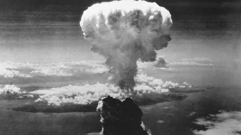 nuage de champignon de la bombe atomique à Nagasaki