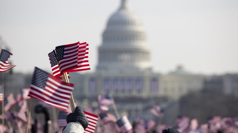 Drapeaux américains flottant près du bâtiment du Capitole