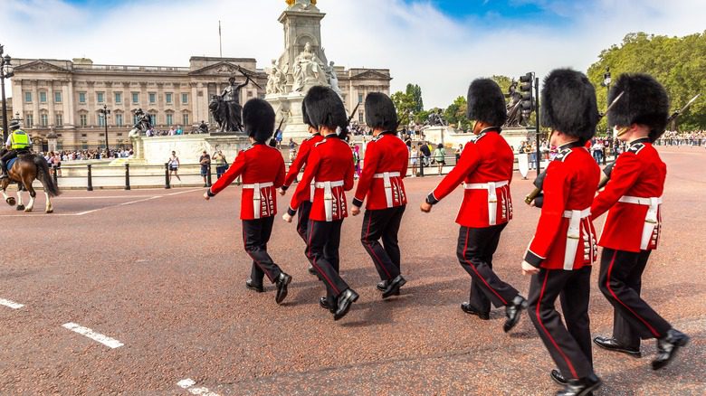 Gardes militaires britanniques en marche