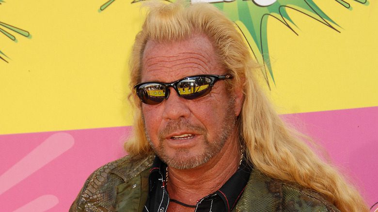 Duane Dog Chapman avec des lunettes de soleil